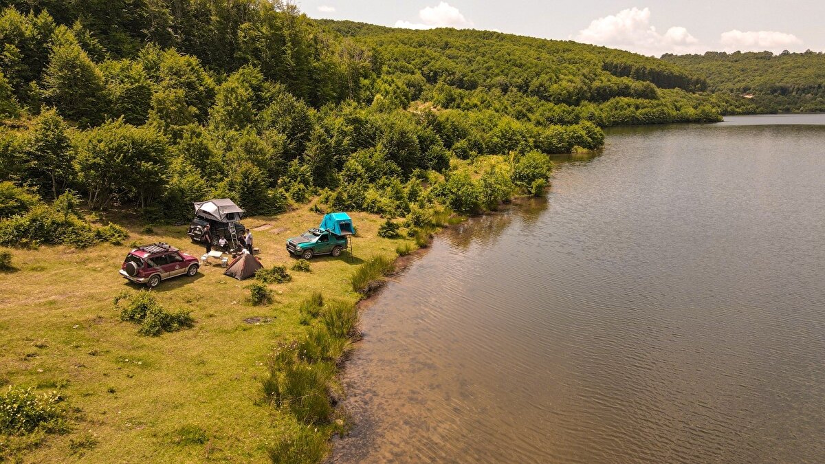Çataldağ Göleti ve çevresi eşsiz bir doğanın içerisinde keyifli bir kamp tatili için olanak sağlıyor. Yangınlar nedeniyle bir süre ormanlık alanlara giriş yasak olsa da bahar ve kış aylarında da bölge kamp tutkunları için cezbedici özellikler taşıyor.

