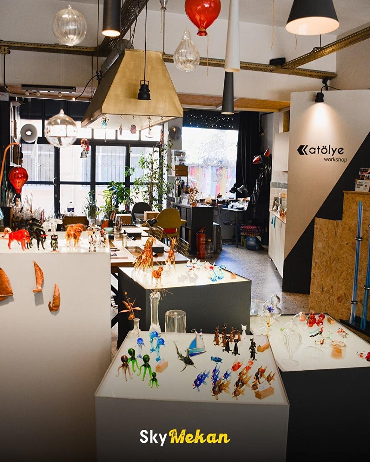 ✨ Atölye: Masaüstü alevle şekillendirme ve boru cam üfleme alanında üretim yapan atölye, hem yetişkin hem de çocuklar için günübirlik atölyeler düzenliyor. ⠀ ⠀