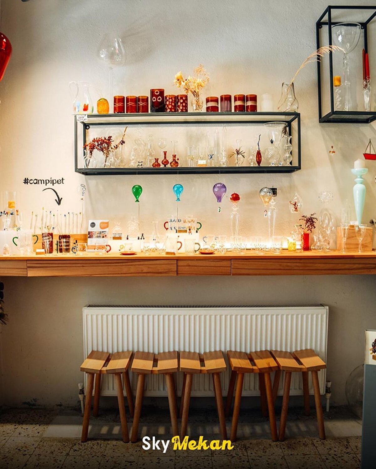 Tasarım ve ustalığın buluştuğu atölyede; cam objelerin üretimini izleyebilir, kendine mağazadan harika cam objeler ve takılar alabilir, atölye takviminin uygunluğuna göre günübirlik atölyelere dahil olabilirsin.⠀