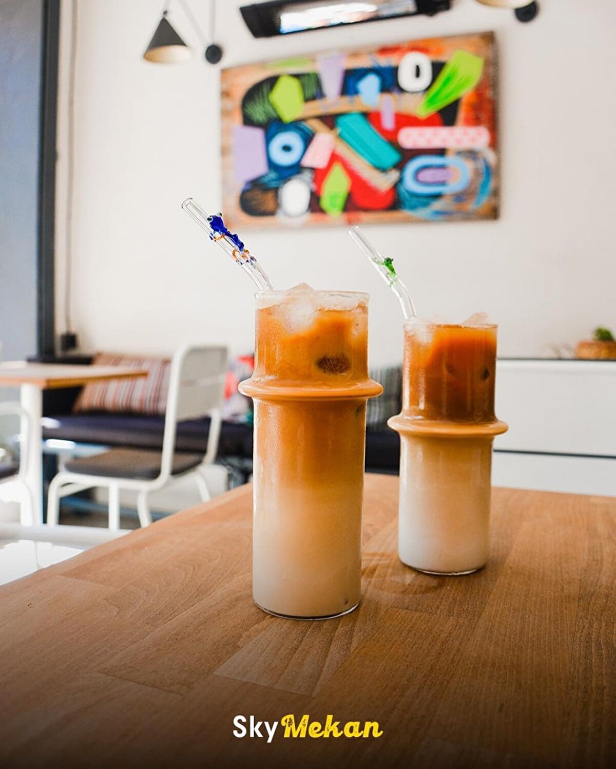 ☕️ Kafe: Mekanı dolduran huzurlu ışık ve keyifli bir sohbetle, enfes kahveleri ustaların imalatı eşsiz bardaklarda deneyimleyebilirsin.