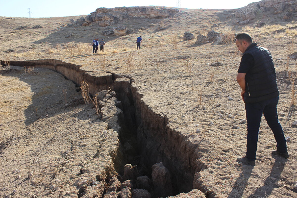 Reşadiye Mahallesi Averen Mevkisi'ndeki Kayalıbaşı Obruğu'nun içerisinde, çökme ve yarıkları görenler durumu yetkililere bildirdi.