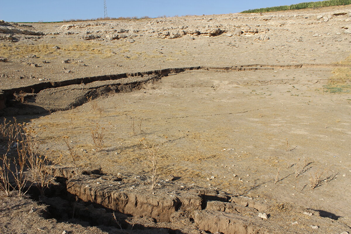 Civarda çok sayıda obruk oluşumuna şahit olduklarını anlatan Parlak, "Bu Kayalıbaşı Obruğu'nun içerisinde çocukluğumuzdan beri gezer dolaşırdık. Çok eski oluşumun içerisinde yeni obruğu görmek için geldim. Buralarda koyunlar otlatılırdı, insanlar geçerdi" dedi.
