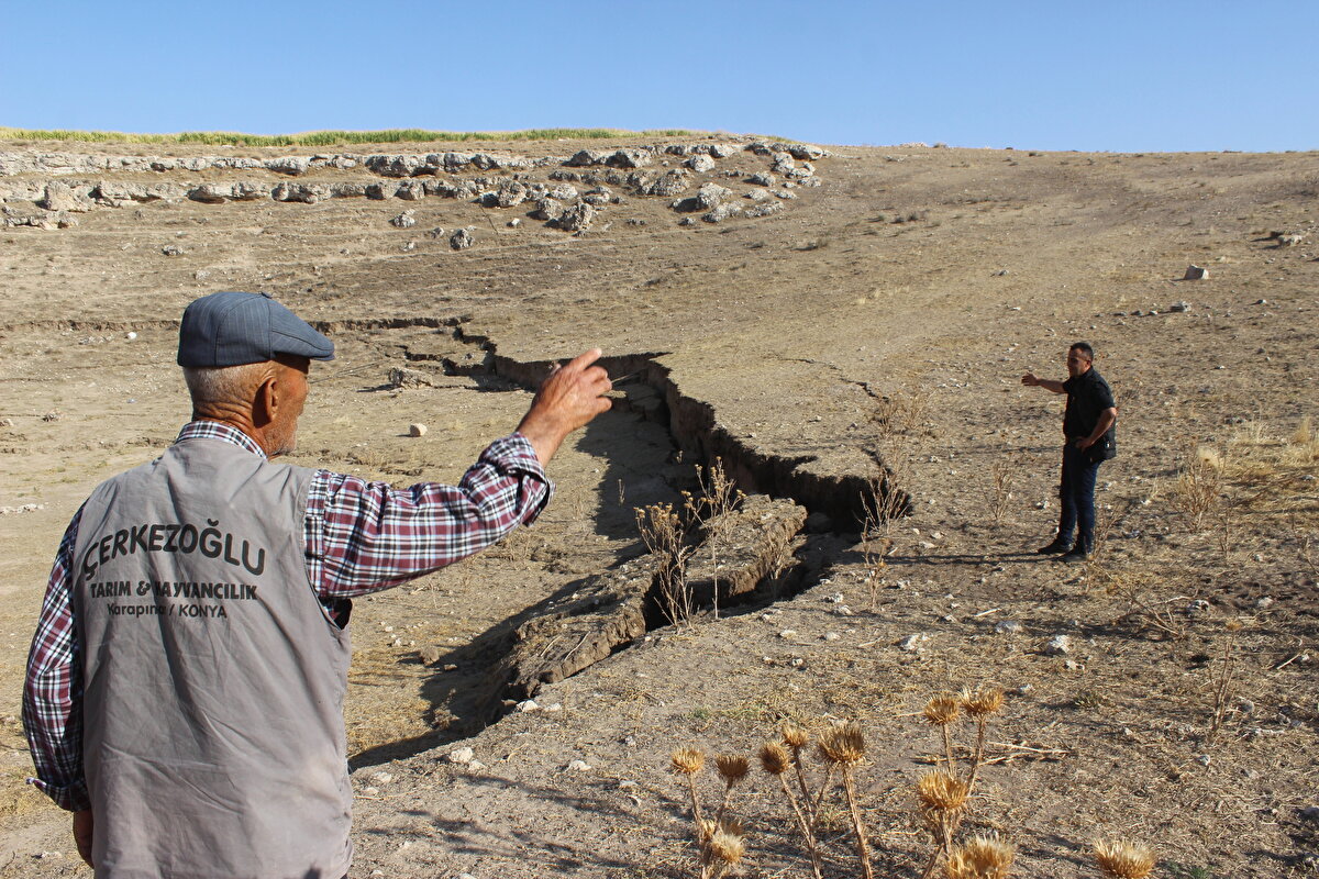 Mahalle sakinlerinden Şammas Parlak da gördükleri karşısında şoke olduğunu belirterek, "Obruk içerisinde obruk olmasına ilk defa şahit oluyoruz. İçinde koyun kuzu olabilirdi. İki üç gün önce bir şey yoktu. Sıkça geldiğimiz bir yer. Önlem alınması gerekir, insanlarda korku var. İster istemez tedirginlik yaşıyoruz. Bir gün önce gördüğümüz yer ertesi gün çökmüş olabiliyor." diye konuştu.