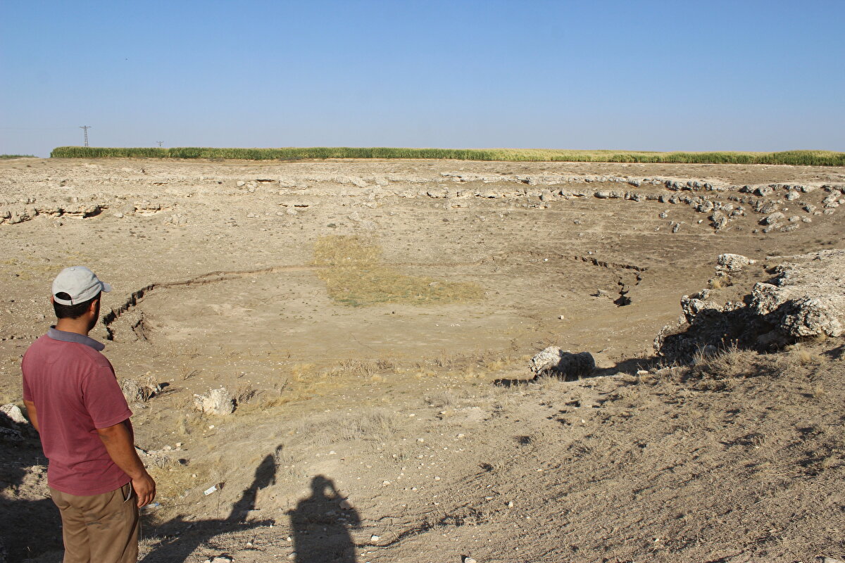 İlçeye 23 kilometre mesafedeki eski obruk oluşumunun içerisinde, 2 metre derinliğindeki yeni oluşumun, birkaç gün önce meydana geldiği tahmin ediliyor.