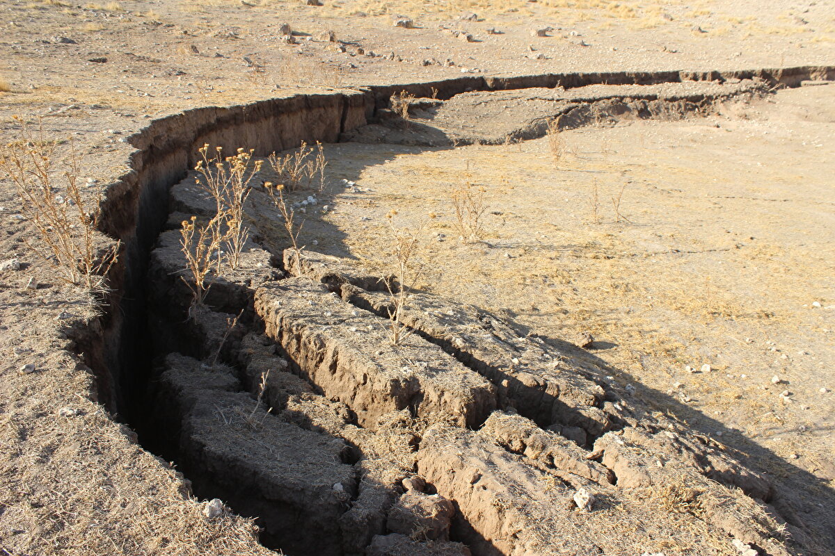 Bölgede yaşayan 60 yaşındaki Bahattin Parlak, gazetecilere yaptığı açıklamada, obruk bölgesinde çökmelerin devam ettiğini söyledi.