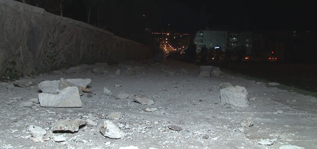 Yolcu otobüsü sürüklendiği esnada kaldırım duvarlarına vurduktan sonra önüne kattığı elektrik direklerini söktü. Ardından hızla ilerleyen otobüs karşıdan karşıya geçmekte olan B.Y. isimli kadını teğet geçerek market ve eczanenin bulunduğu bina duvarına çarparak durabildi.