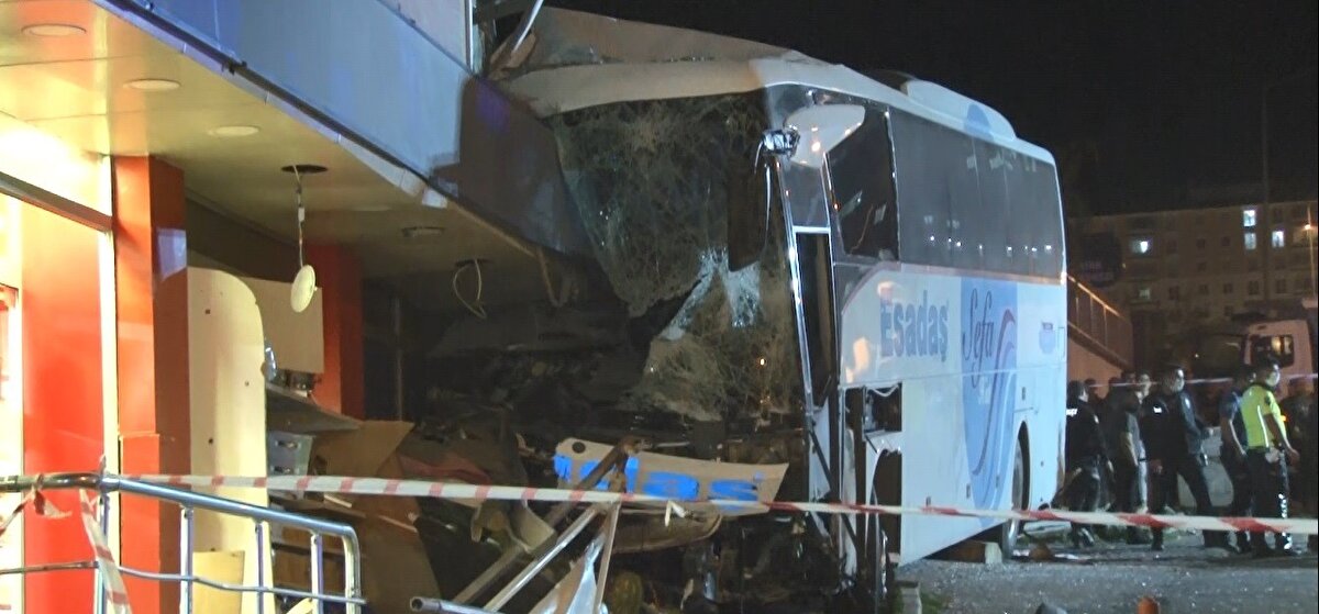 İhbar üzerine olay yerine çok sayıda 112 Acil Sağlık, itfaiye ve polis ekibi sevk edildi. Hafif yaralanan B.Y. olay yerine gelen ambulansla hastaneye kaldırılarak tedavi altına alındı. Öte yandan, itfaiye ekipleri otobüsü vinç yardımıyla sıkıştığı market duvarından büyük çabalar sonucu çıkardı. Polis kazayla ilgili tahkikat başlattı.