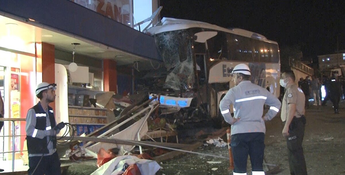 Esadaş firmasına bağlı yolcu otobüsünün şoförü olan H.N., Yakutiye ilçesine bağlı Ömer Nasuhi Bilmen Mahallesi'nde otobüsü evinin önüne park etti. 10 dakika sonra park halindeki otobüs, freni boşalması sonucu 600 metre sürüklenerek market duvarına çarparak durdu.