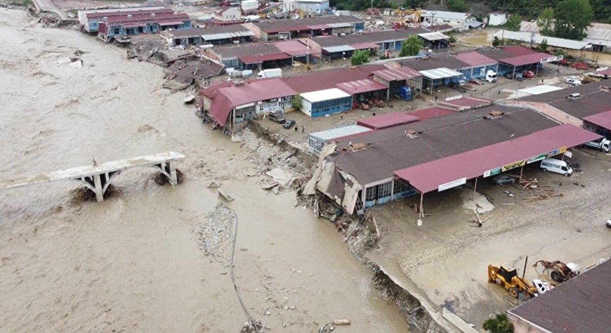 Bu süreçte Yapı İşleri Genel Müdürlüğüyle çok hızlı şekilde hareket ederek 10 günde hasar tespit çalışmalarını tamamladıklarını bildiren Kurum, şu bilgileri paylaştı: Ağır hasarlı, acil yıkılacak, yıkılmış, Kastamonu'da 260 bina, 564 bağımsız bölüm, Sinop'ta 277 bina, 415 bağımsız bölüm tespit ettik. Hasar tespit sonuçlarına göre binaların yıkım çalışmalarını sürdürüyoruz. Kastamonu'da yıkım kararı aldığımız 90 binanın tamamını yıktık. Sinop'ta da yıkım kararı aldığımız 101 binadan 64'ünün yıkımını gerçekleştirdik. Şehirlerimizde bir yandan yıkım çalışmalarımız devam ederken diğer yandan inşa süreçlerimizi başlattık. Yatay mimari esasıyla, zemin artı 3-4 katı geçmeyen yeni konutlarımızı en geç 1 yıl içinde vatandaşlarımıza teslim etmeye başlayacağız.