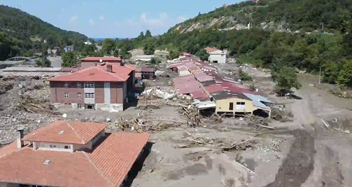 Bu süreçte hiçbir vatandaşın mağdur olmaması için hak sahiplerine kira ve taşınma yardımı yaptıklarını aktaran Kurum, sel nedeniyle oluşan tahribatı gidermek için altyapı ve üstyapı çalışmalarına aralıksız devam ettiklerini bildirdi.  