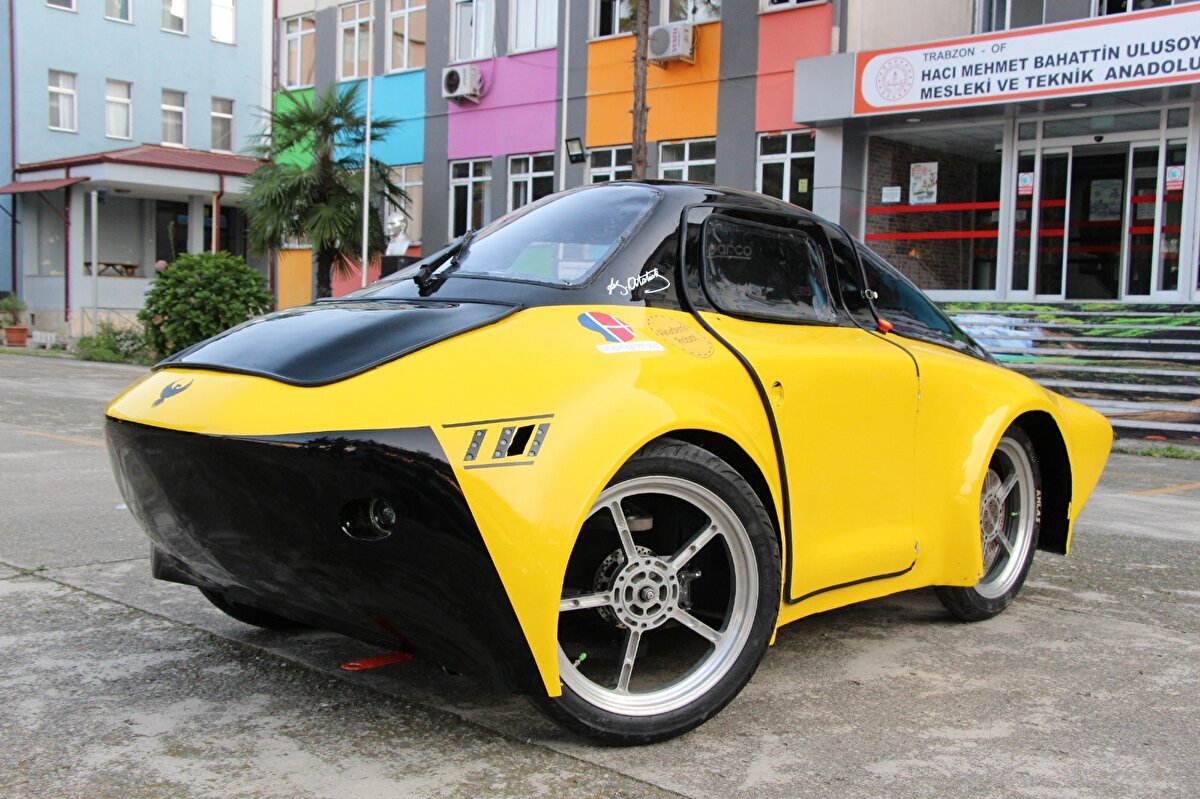 Yaptıkları hesaplamalara göre elektrikli araçlarının bir dolu şarjla100 kilometre gideceğini belirten öğrenciler bunun karşılığında 1 TL’lik enerji harcandığını dile getirdiler. 7 kişilik bir öğrenci grubu ile yaptıkları ’’Simurg’’ isimli araçla Teknofest eleme turlarını geçen öğrenciler, 31-Ağustos-5 Eylül arasında Teknofest Liseler Arası Elektrikli Araçlar yarışmasına katılacak.
