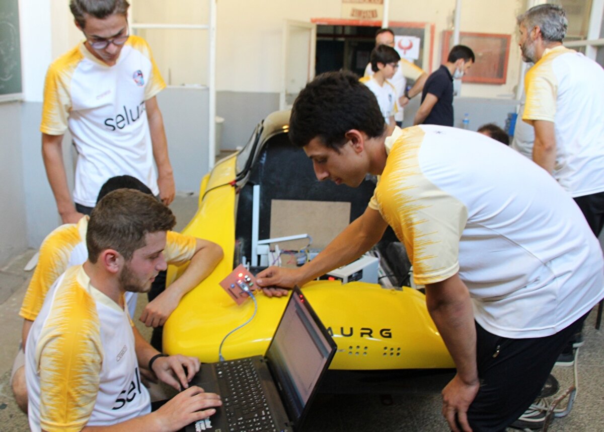 Aracın teknik özelliklerinden bahseden Aydın, "Aracımızın motoru 2 bin watt. Hub motor olarak biliniyor. 2 bin 500 wattlık bir bataryası mevcut. Bir motor sürücüyle birlikte aracımızı hareket ettireceğiz. Elektrik aksamı aracın içerisinde bir ağ gibi her tarafa yayılmış durumda. Elektronik kartlarımızla beraber aracımızın hızını motorumuzun ve bataryamızın sıcaklığını, bataryadan çektiğimiz enerji miktarını aracımızın üzerindeki bir ekrandan görebileceğiz. Ekranı sayesinde şoförümüz direkt müdahale edebilecek. Aracımızın kasası ve şasisi karbonfiberden oluşuyor. Karbon fiber olduğu için çelikten üç kat daha dayanıklı. Aracımız bütün aksamıyla 120 kilo civarında ağırlığa sahip. Ağırlığının az olması yarışmada bizi avantajlı konuma getirecektir. Öğrencilerimiz yaptığı testlerde yarım saatte 4 wattlık enerji harcaması tespit ettiler. Bundan yola çıkarak bataryamızın bir saatlik şarjıyla motorumuzun 25 kilometre yol gidebileceğini hesap ediyoruz. Tam bir şarjla da 100 kilometre gidebiliyor. Bu da gösteriyor ki 1 TL ile 100 kilometre yolu gidebileceğiz. Şuan itibariyle 1 kilowatt enerji 0,47 kuruş olduğunu için 100 kilometreyi 2 bin 500 wattlık bir batarya ile alabileceğimizi hesapladık" diye konuştu.
