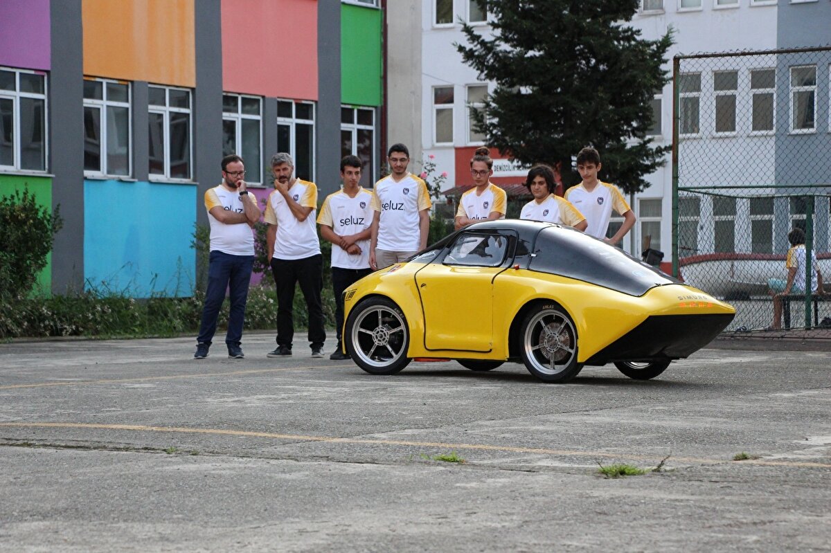 Proje hakkında bilgi veren Makine Teknoloji Öğretmeni Fatih Mehmet Aydın, "Teknofest, bu yıl ilk defa liseler arası elektrikli araçlar kategorisinde bir yarışma düzenledi. Bizde okul olarak öğrencilerimizle birlikte bu yarışmaya katılacağız. Teknofest’in iki eleme aşamasını geçtik. Teknofest tarafından 31-Ağustos-1 Eylül arasında İzmit’te yapılacak yarışmalara katılacağız. Bu yarışmada Trabzon’u temsil eden tek okul biziz. Türkiye genelinde 40 araç lise seviyesinde bu yarışmalara katılacak. Bizde bu 40 araçtan birisi olacağız. Yarışmaya genelde sanayisi büyük olan büyük şehirlerden katılım var. Trabzon’dan böyle bir aracın katılması bizim için zorlu oldu. Ekonomik anlamda zorluklar yaşadık. Öğrencilerimizin büyük özverisi oldu. Yeri geldi geceleri çalıştık. Büyük emek verdik bunun karşılığını alacağımızı düşünüyoruz. Öğrenci ve öğretmenlerimizi bu işe dahil etmek istedik. İnanıyorum ki bu yarışma bize bir tecrübe katacak. Yurt dışında da buna benzer yarışmalar var. Bundan sonraki hedefimiz yurtdışındaki yarışmalara hazırlanmak olacak. Trabzon’u temsil ettiğimiz için Trabzon’un maddi manevi desteğini arkamızda görmek istiyoruz. Bu bölgedeki öğrencilere güzel bir örnek olacağımızı düşünüyoruz. Yarışmadan sonra ortaokulları gezeceğiz. Bir ortaokul bahçesinde bu araçla gezdiğimiz zaman bu aracın Trabzon’da, Of’ta Ulusoy Meslek Lisesi’nde yapıldığını öğrenen bir öğrencinin çok farklı şeyler hayal edebileceğini düşünüyorum. ’Biz de bunu yapabiliriz’ diyebileceklerini düşünüyorum" dedi.
