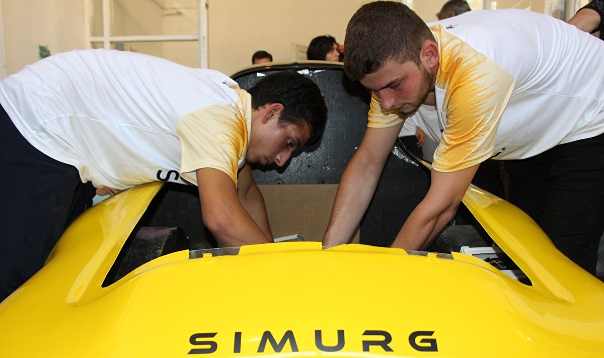 Aracın elektronik aksamı hakkında bilgi veren Elektrik Elektronik Tasarımı Öğretmeni Gökhan Bozdağ, "Liseler arası elektrikli araçlar yarışmasında öğrencilerimizle birlikte bu aracın elektronik kartlarının çizimini ve tasarımını yaptık. Bu elektronik kartları tamamen aracın sensörlerinin birbiriyle haberleşmesi amacıyla yaptık. Günümüz otomobil teknolojisinde kullanılan canbus seri haberleşme protokolü kullanılıyor. Biz bunun biraz daha basitleştirilmiş versiyonunu yaptık. Bizim bundan sonraki hedefimiz batarya paketlemesini tamamen kendimiz yaparak bu araca monte etmek. Ayrıca tamamen kendi tasarımımız olan bir hub motor yapmak istiyoruz.
