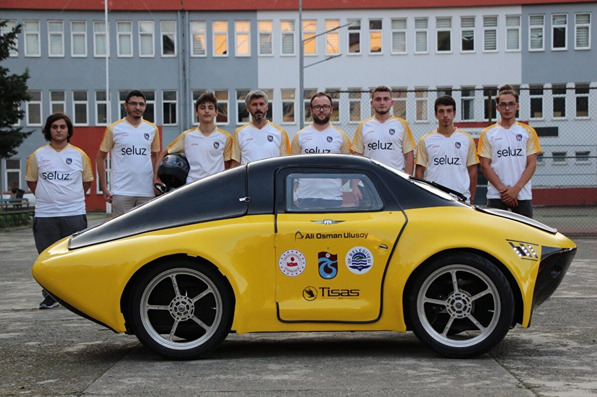 2021 Teknofest Liseler Arası Elektrikli Araçlar yarışması için kolları sıvayan Hacı Mehmet Bahattin Ulusoy Mesleki ve Teknik Anadolu Lisesi öğrencileri tüm zorluklara rağmen 8 ay gibi kısa bir sürede gece gündüz çalışarak elektrikli araç yapmayı başardı.
