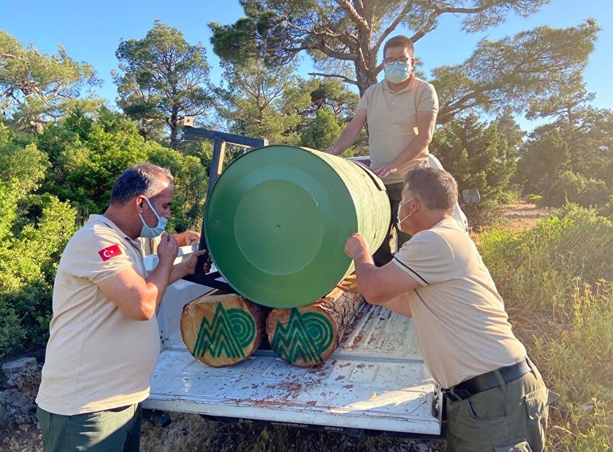 Ayrıca son günlerde yaşanan orman yangınlarının meydana geldiği alanlarda yangından etkilenen yaban hayvanları için de hızlı şekilde su yalakları oluşturuldu. Bu alanlarda yaban hayatı için yemleme çalışmalarına da ağırlık verildi.

