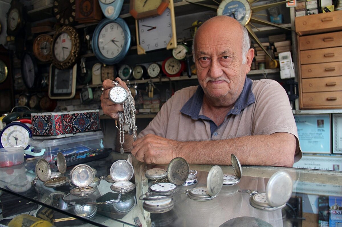 Henüz 9 yaşındayken babasının yanında saat tamirini öğrenmeye başladığını anlatan Akoğlu, “Dedemden kalma bu dükkanda 3 kuşaktır saat tamir ediliyor. Ben de 67 yıldır bu dükkanda baba mesleğimi icra ediyorum. Babam da bu işi dedemden öğrenmiş. Sülale olarak saatçiyiz. İlk olarak da dedem yine bu dükkanda mesleği ustasından öğrenmiş. Yani bu dükkan dedemin ustası dahil 4 kuşaktır saat dükkanı. Bir zamanlar 15 civarında saatçi vardı, ancak zamanla elektronik cihazlar çıkmaya başlayınca bir bir başka mesleklere yönelmeye başladılar ve ben de tek kaldım" dedi.
