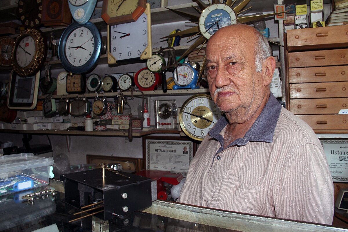 Eskiden saatlerin pahalı ama kaliteli olduğunu söyleyen Akoğlu,“ Çok zevkli bir meslek, çalışmayan bir şeyin tamirini yapıp çalışır hale getirmek çok mutluluk verici, ancak para kazanan meslek değil. Elektronik çıktı işler bozuldu. Şimdiki saatlerin tamirinin garantisi yok. Yaparsın 20 gün, bir ay bilemedin 3 ay sonra yeniden bozulur. Oysaki eski saatler pahalıydı ama kaliteliydi. Bozulsa dahi tamiri yapılınca yıllarca yine kullanabiliyorsun" dedi.Dükkanda sayısını bilmediği kadar saat olduğunu en eski saatin ise 150, 200 yıllık olduğunu da anlatan Akoğlu, “Tek isteğim ilçemizde Belediyemiz veya Kaymakamlığımız öncülüğünde bir müze kurulması. Çünkü buradaki sayısız saatleri ve en az 200 yıllık saatleri müzeye bağışlarım. Tek isteğim benden sonra da en azından hatıramız yaşasın istiyorum. Eğer müze kurulmaz ise de buradaki saatleri miras olarak çocuklarıma bırakırım. Burada paha biçilmez satmaya kıyamadığım saatler var. Hatta öyle saatler var ki yaparsam müşterisi çıkar paraya tamah eder satarım diye tamir etmediğim saatler var" diye konuştu.
