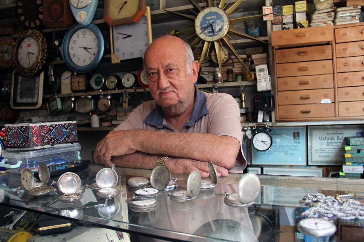 Giresun'un Bulancak ilçesinde küçücük dükkanında üçüncü kuşak olarak saat tamircisi olarak mesleğini ilerleyen yaşına rağmen devam ettiren Ahmet Akoğlu, zamana inat son nefesine kadar sürdürmek istediğini söyledi.
