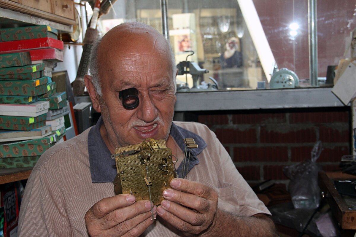 Artık bu mesleğin bir geleceği olmadığı düşüncesiyle kimseye öğretmek istemediğini de ifade eden Akbulut, “Ben bu mesleği öğrenmeye 9 yaşlarındayken başladım ama bugün bu yaşlarda gelip meslek öğrenmek isteyen yok. Gelseler dahi kimseye öğretmek istemem çünkü bu zanaatın bir geleceğini göremiyorum. Ayrıca eskiden bir çırak geldiği zaman bu sanatı öğrenmek için çabalıyordu. Şimdi ise gelen çıraklar kaç para kazanacağını soruyor. Para için çalışmak ve işi öğrenmek için çalışmak farklı şeyler. Ben kendi çocuklarımın hepsini bu dükkanda, bu mesleği yaparak okuttum. Hepsi okuyup kendi meslekleri üzerine çalışıyor. Dükkana da hiç kimseyi almadım" dedi.
