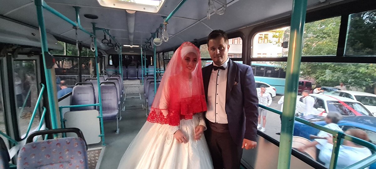  Burada dualarla gelini evinden alan damat Ferhat Akkipri, eşini de otobüse bindirerek konvoy eşliğinde vatandaşların şaşkın bakışları arasında düğün salonuna gitti.
