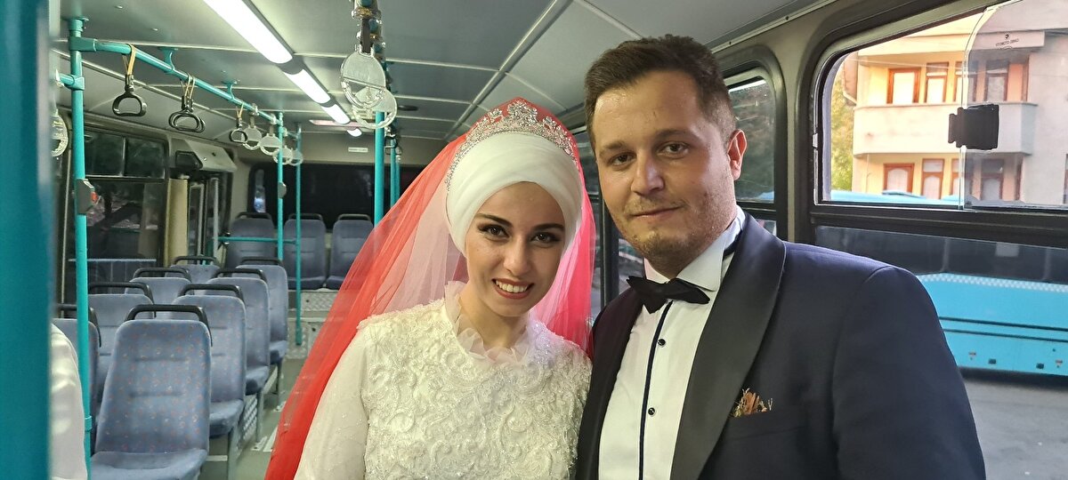 Diğer şoför arkadaşlarının da otobüslerle eşlik ettiği düğün konvoyu ile yola koyulan damat Ferhat, dağları ve tünelleri aşarak Yenice ilçesindeki gelin evine kadar gitti.