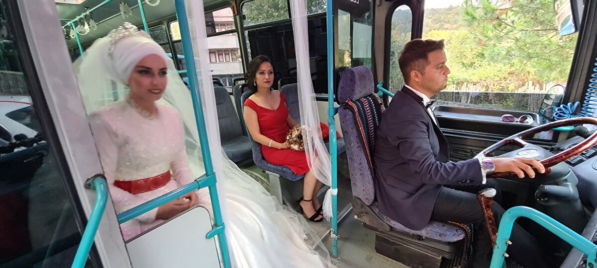 Uzun süredir halk otobüslerinde şoförlük yaptığını dile getiren Ferhat Akkirpi, “ Severek yaptığımız ve baba mesleğimiz. Biz otobüste tanıştık. Kendisi yolcuydu. Sonradan son durağım oldu. Sonuç belli, bir ömür boyu mutlu olmayı temenni ediyoruz" dedi.