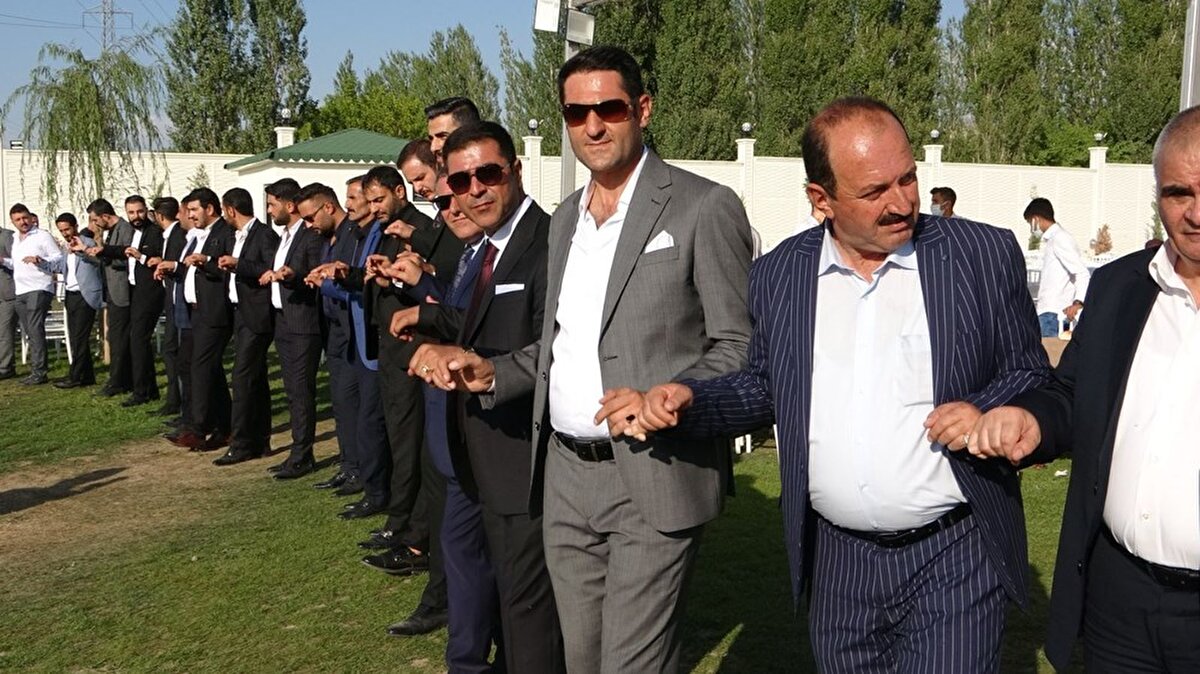 Düğün törenine olan katılımın kendilerini memnun ettiğini ifade eden düğün sahibi Nejdet Bayram, “Oğlum Rızgin’in düğününe değerli insanlarımızın, konuklarımızın gelmesi bizi onure etti. Hepsine ayrı ayrı teşekkür ediyorum. Bugüne kadar memleketimiz olsun, ülkemiz olsun kimse bizden rahatsızlık duymadı. Elimizden geldiği kadar herkese yardımcı olmaya çalıştık. Yurdumuzun dört köşesindeki eş, dost, akrabanın mutlu günlerine şahit olduk. Bugünde onlar bizleri yalnız bırakmadılar. Herkese tekrar tekrar teşekkür ediyorum” dedi.
