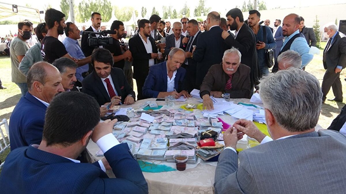 Van, son dönemlerin en yoğun katılımlı düğününe ev sahipliği yaptı. Ertoşi aşiretinin ileri gelenlerinden Nejdet Bayram’ın oğlu, iş adamları Adnan Bayram ve Seyithan Bayram’ın kardeşi, Serhat Bayram’ın ağabeyi Rızgin Bayram, binlerce kişinin katıldığı görkemli bir düğün ile dünya evine girdi.
