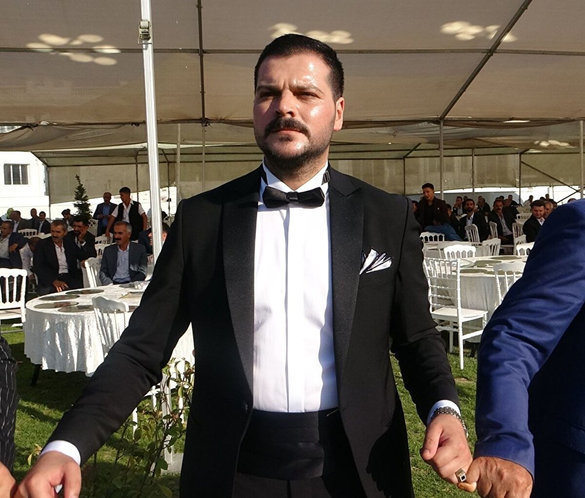 Binlerce kişinin bir arada halay çektiği düğün töreni gece geç saatlere kadar devam etti.