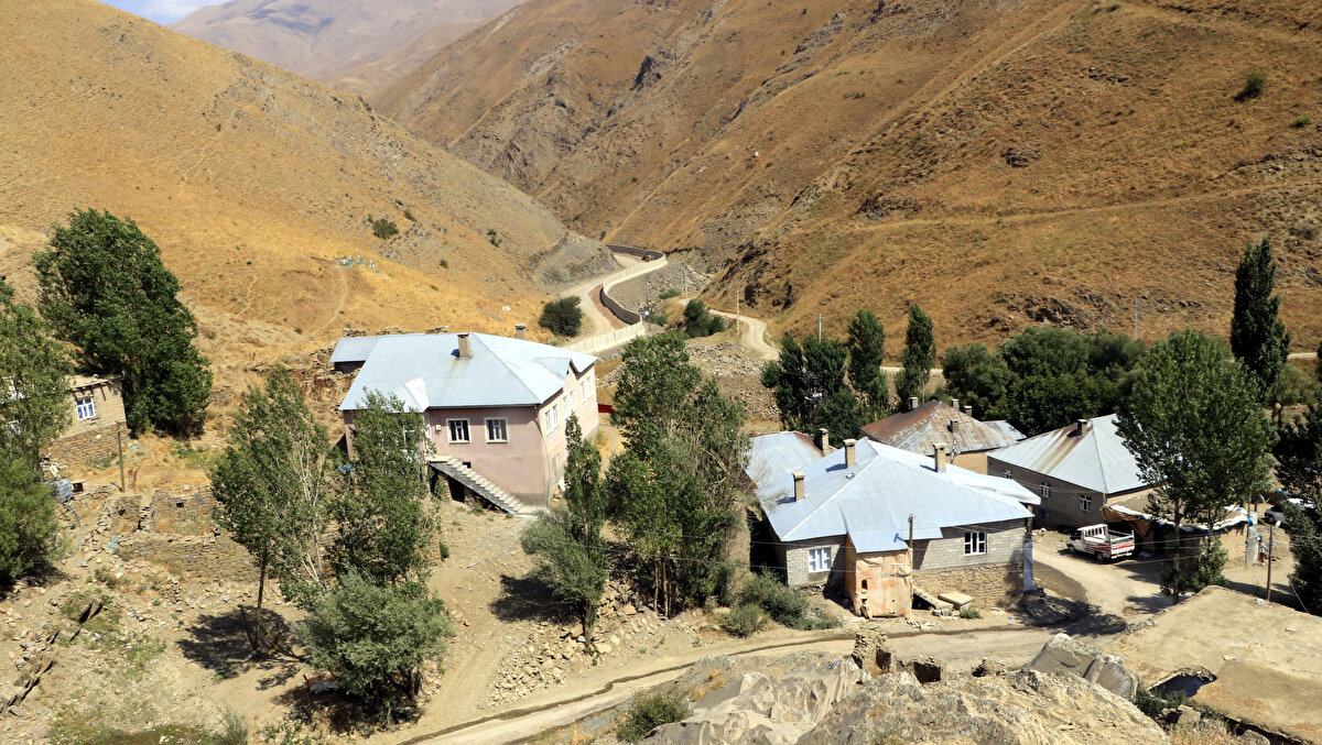 Yüklenici firmalarca kurulan beton santrallerinde üretilen 3 metre yüksekliğinde, 2 metre 80 santimetre genişliğinde ve 7 ton ağırlığındaki beton bloklar, iş makineleriyle önceden zemini hazırlanan sınır hattına döşeniyor.