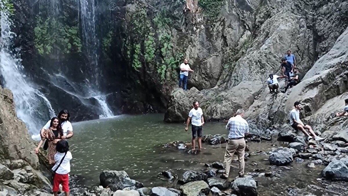 Sudüşen şelalesi, eskiden Yalova sınırları içerisinde yer alsa da, günümüzde Bursa sınırları içerisinde kabul ediliyor. Üveyizpınar köyüne 8 kilometrelik mesafedeki şelale, İstanbul ve Bursa çevresinde ikamet edenler için gözde gezi alanlarından sayılıyor. Şelale, ayrıca farklı vilayetlerden ve yabancı ülkelerden gelenleri de ağırlıyor.
