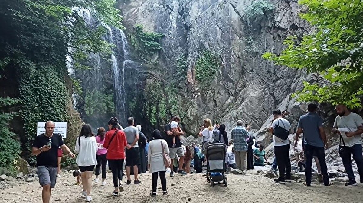 Yaz sıcaklarında serinleyerek rahatlamak isteyen tatilciler bu havuzda yüzerek zaman geçiriyor. Samanlı dağlarından çıkan kaynak suyunun döküldüğü noktadaki suyun sahip olduğu berraklık ve temizlik, şelaleye olan ilgiyi artıran en önemli unsur. Türkiye'ye komşu ülkelerden ve Avrupa'nın birçok ülkesinden kilometrelerce yol katederek gelen turistler ve gurbetçiler, şelaleye uğrayıp etrafındaki tesislerde zaman geçiriyor.