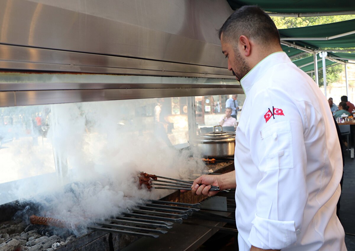 Kampanyayı duyup aşı kartını göstererek ücretsiz yemek yiyen Erhan Aslanoğlu, uygulamanın yararlı olduğunu belirterek, "Kampanyayı görüp buraya geldik. Aşı kartlarımızı gösterdik ve yemeğimizi yedik. Kısıtlamaların geri gelmemesi için herkesin tedbirlere uymalarını ve aşılarını mutlaka yaptırmaları gerekiyor. Bu konuda herkesten duyarlılık istiyoruz" dedi.