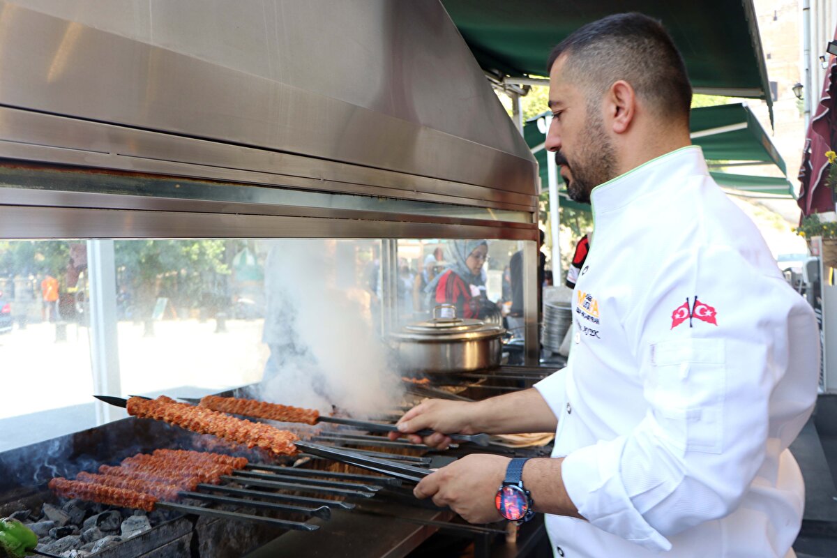 Aşısını olup kampanya kapsamında yemek yemeye gelen diğer vatandaşlar ise uygulamayı insanların aşıya teşvik edilmesi için güzel bulduklarını kaydetti.