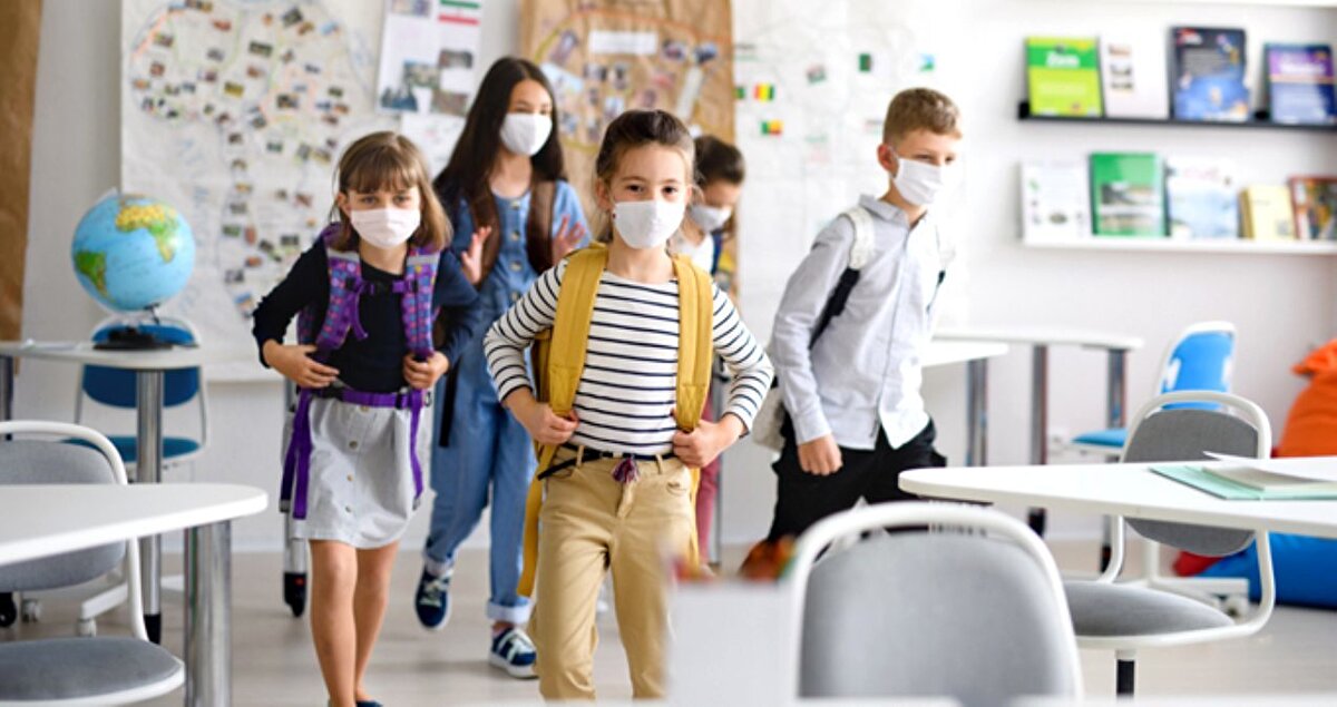 Okul öncesi ve ilkokul birinci sınıf öğrencileri ise yarından itibaren 3 gün boyunca okullarda yüz yüze yürütülecek uyum eğitimine katılacak. Bakanlık tarafından, geçen yılın mart ayında Türkiye'de ilk COVID-19 vakasının görülmesinin ardından ülke genelinde eğitim, TRT EBA, EBA ve canlı dersler kullanılarak kimi zaman uzaktan, kimi zaman da yüz yüze yürütüldü. Milli Eğitim Bakanı Mahmut Özer'in 6 Ağustos'ta bakanlık görevini devralmasının ardından, Artık okulları kapalı tutma gibi bir lüksümüz yoktur. İlk önceliğim gerekli tüm tedbirleri alarak, okulları tıpkı pandemi öncesinde olduğu gibi yüz yüze eğitime hazır hale getirmektir açıklamaları ile tam zamanlı yüz yüze eğitim hazırlıkları 1,5 yılın ardından ülke genelinde hız kazandı. Cumhurbaşkanı Recep Tayyip Erdoğan, 19 Ağustos'taki Kabine Toplantısı'nın ardından yaptığı açıklamada, okullarda 6 Eylül'de yüz yüze eğitimin başlamasıyla öğrencilerle irtibatlı ancak henüz aşı olmamış öğretmen ve diğer personelin haftada en az 2 defa PCR testi, aynı şekilde aşı olmayan üniversite öğrencileri ve üniversite çalışanlarından da düzenli PCR testi yaptırmalarını talep edeceklerini açıkladı.