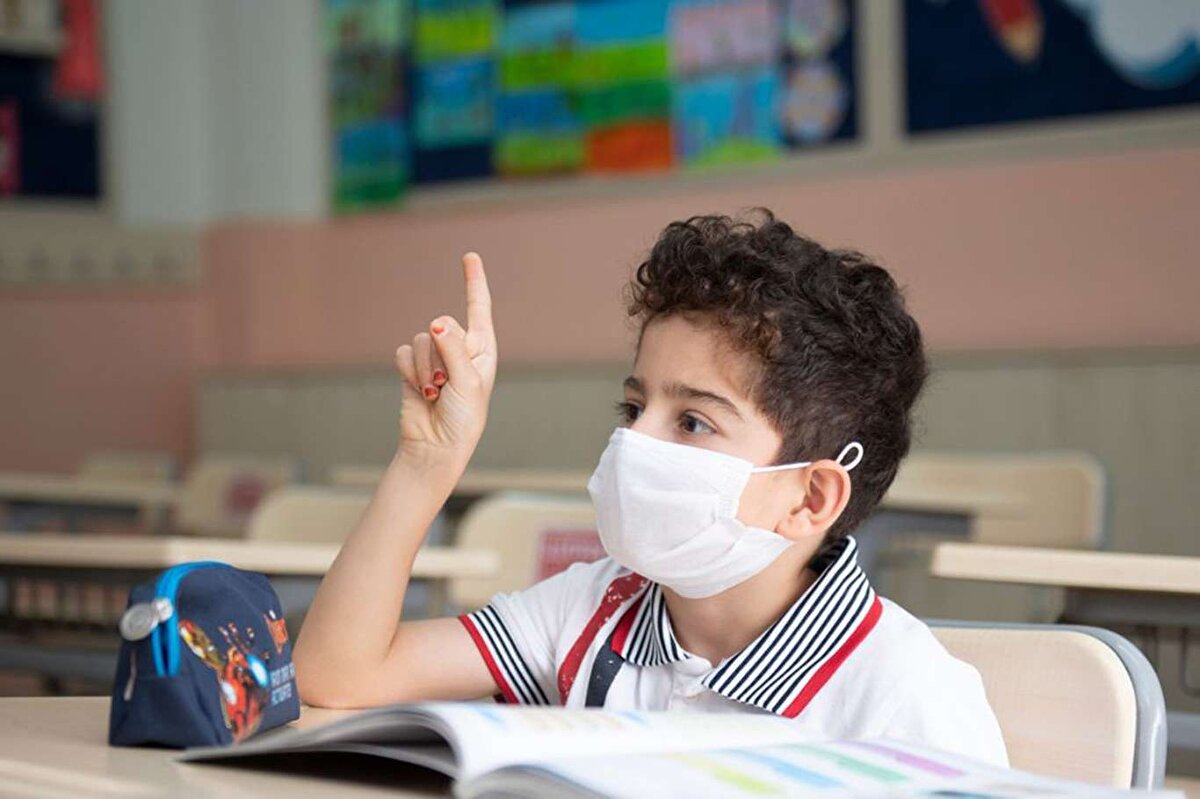 Öğrencilere yönelik aşı ve PCR testi zorunluluğu bulunmuyor. Sadece öğretmenler değil servis şoförlerinden, servislerde görevli yardımcı personel, okullardaki idari personel, kantin ve yemekhane çalışanlarına kadar eğitim-öğretim ortamına dahil olan tüm eğitim çalışanları aşı olmak istiyorlarsa aşı olacaklar. Ancak aşı olmayan öğretmen ve okul çalışanlarının haftada 2 defa PCR testi yaptırma zorunluluğu bulunuyor. Velilerin PCR test sonuçları da kontrol edilmeyecek. Buna karşılık Bakan Özer, tüm veli, öğretmen ve eğitim çalışanlarına aşı olmaları çağrısında bulundu. Öte yandan Sağlık Bakanlığınca yüz yüze eğitim kapsamında istenecek zorunlu PCR testleri, devlet hastanelerinde ücretsiz yapılacak. Bunun yanında Bakan Özer, ulaşım imkanı zor olan köy okulları gibi yerlerde görev yapan ve aşı olmayan okul çalışanlarının ve öğretmenlerin PCR testleri ile ilgili Sağlık Bakanlığı ile çalışma yürüttüklerini açıkladı. Bakanlık bünyesinde kurulan yeni elektronik takip sistemi ile il, ilçe kurum ve okul düzeyinde eğitimin aksamaması için tüm süreçler anlık olarak takip edilecek.