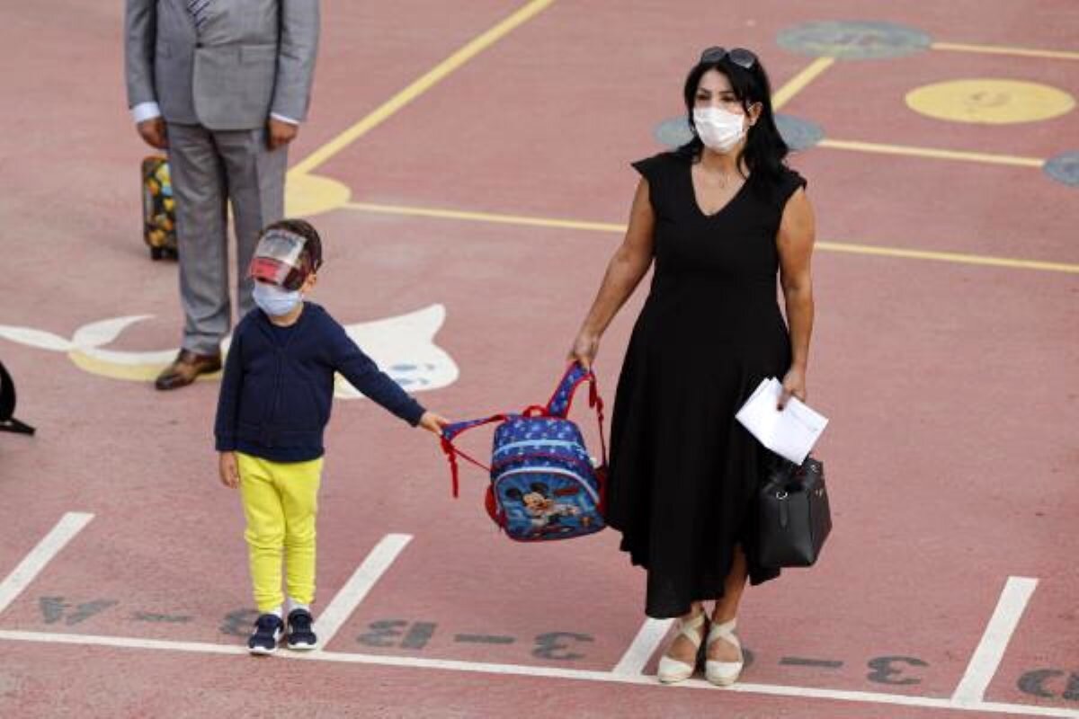 COVID-19 Salgınında Okullarda Alınması Gereken Önlemler Rehberi'nde, okullarda tüm öğrencilerin ve öğretmenlerin okula maske ile geleceği bilgisine ve okul saatleri boyunca tıbbi maske kullanımının nasıl olacağına ilişkin tüm detaylara yer verildi. Rehberde ayrıca, derslerde doğal havalandırmanın önemine vurgu yapılarak, öğrencilerin ders aralarında mümkün olduğu kadar açık alana çıkmalarının sağlanması, bu sırada sınıfların hava akımı yaratacak şekilde en az 10 dakika havalandırılması gerektiğine işaret edildi.