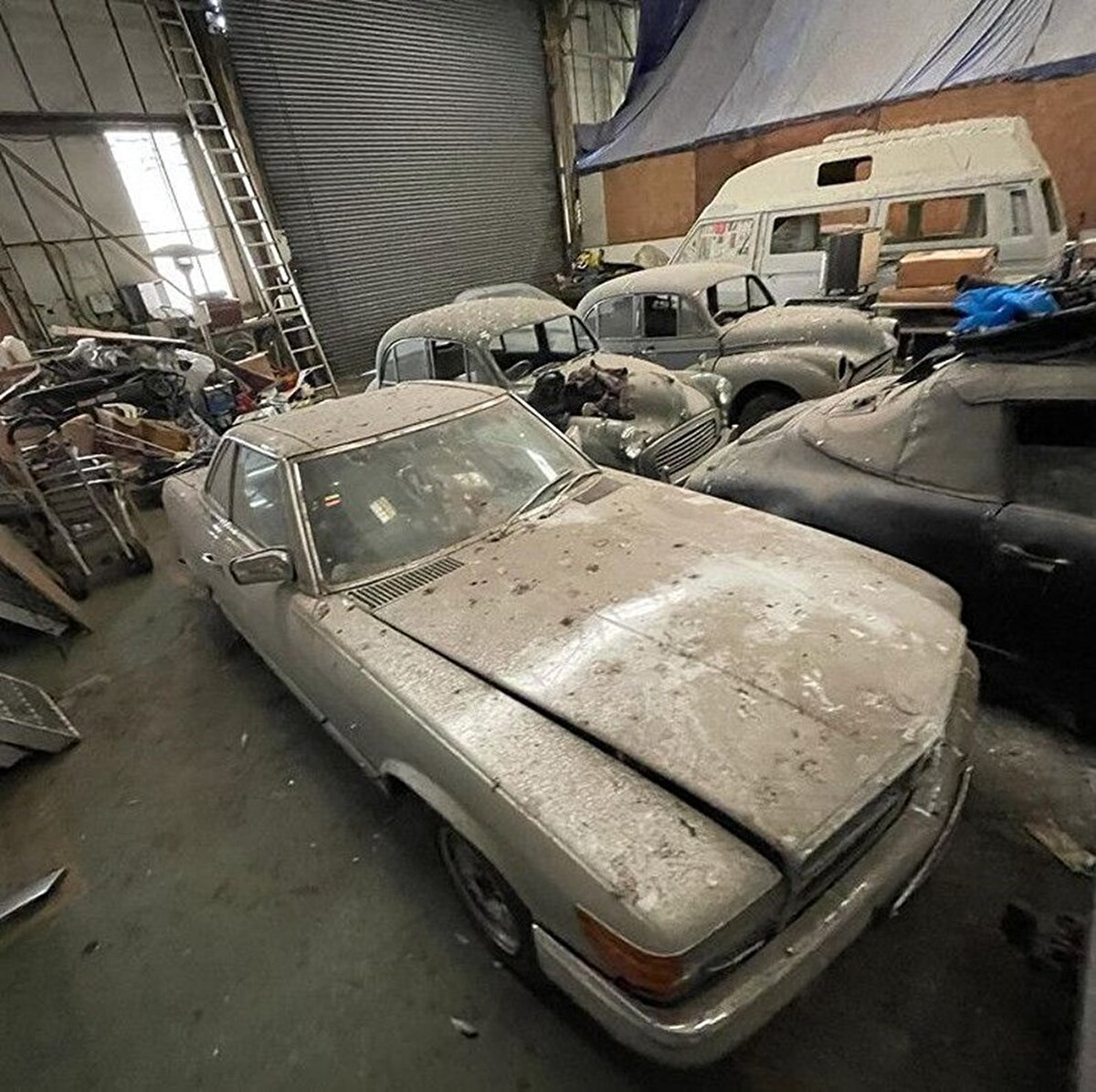 'TheTFJJ' adlı bir youtuber araçların bulunduğu 'ahır'a girerek tüm modelleri yakından görüntüledi.