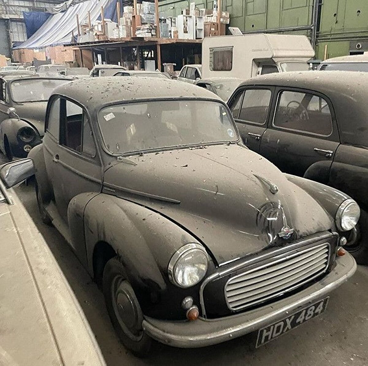 Koleksiyoncuların merakla beklediği bir müzayede gerçekleşmek üzere. 175 araçlık devasa koleksiyon müzayede öncesi Londra'da görüntülendi.