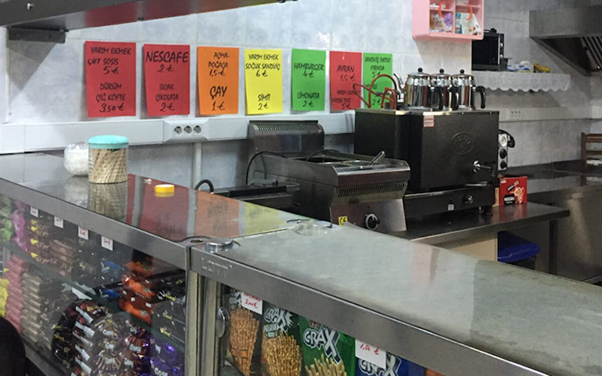 6 Eylül itibarıyla başlatılacak yüz yüze eğitim ile birlikte Türkiye genelindeki okul ve kurumlarda COVID-19 tedbirleri alınarak kantinler, yemekhaneler ve pansiyonlar da açılacak. Pansiyonlu okullar için 5 bin 872 yeni aşçı ve yardımcı destek personeli ihdas edildi.