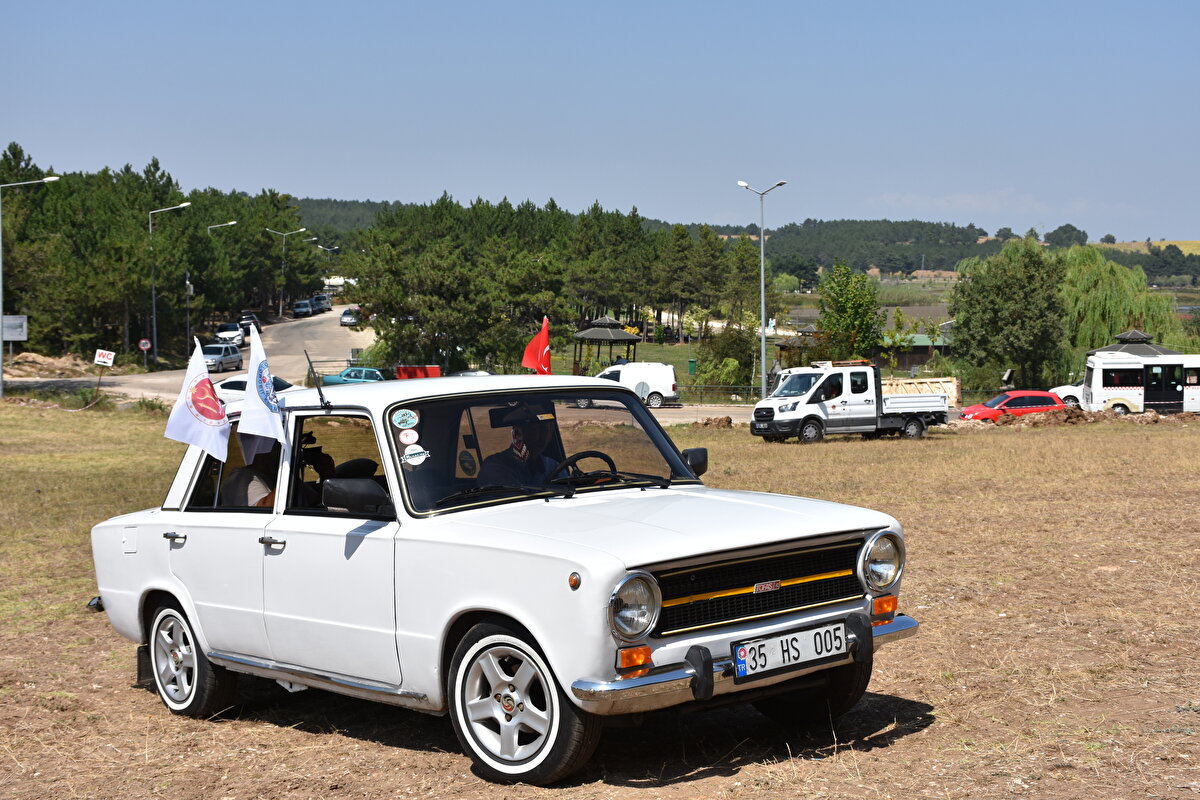 Servis şoförlüğü yaptığını aktaran Akdemir, "Bu aracı kullanmanın zevki bambaşka. Servis için minibüs kullanıyorum. Buna bindiğim zaman, en lüks arabaya bineyim, bundan aldığım zevki alamıyorum.
Şu an orijinal kilometresi 210 bin 800'de." değerlendirmesinde bulundu.

Akdemir, elinden geldiğince klasik otomobil buluşmalarına katılmaya çalıştığını sözlerine ekledi.