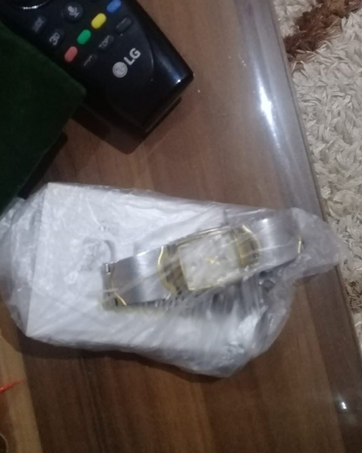 Ev sahibine eşyaları vermekte tereddüt ettiğini ve bu yüzden sahibini kendisi bularak ziynet eşyalarını verdiğini ifade eden Kadir Topuzayak, “Ben boş bir eve boya yapmaya gittim. Çekmece bir poşet gördüm. Poşeti aldığımda ağır olduğunu hissettim, açtığımda içerisinde yüklü miktarda ziynet eşyası buldu. Ev sahibinin verip vermeyeceğine tereddütte kaldığım için çıkan kiracının telefon numarasını istedim. Kiracıya ulaştığımda Uşak'a tayini çıktığını öğrendim. 'Bende emanetiniz var, taşındığınız evde unutmuşsunuz' dedim. Onlarda 2 gündür kayıp eşyalarını arıyorlarmış. Gece vakti buraya Denizli'ye geldiler. Künyeler ve alyans üzerinde isimler yazıyordu. Onlar eşleşince kendilerini altınlarını teslim ettim. Astsubay kardeşimizin doğu görevi sırasında birikimleri olduğunu öğrenince daha da mutlu oldum. İnsanlık namına yaptım herhangi bir beklentim yok. Yaklaşık 100 bin TL piyasa değeri olduğunu tahmin ediyorum dedi.