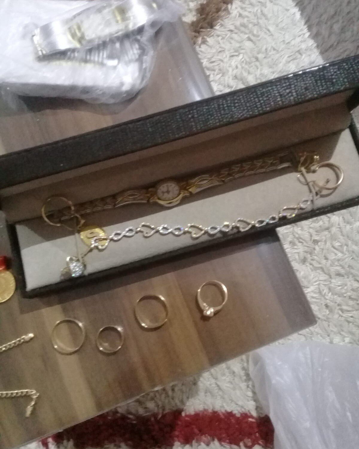  Bende emanetiniz var, taşındığınız evde unutmuşsunuz diyen Topuzayak, astsubayın da 2 gündür ziynet eşyasını aradığını öğrendi. Gece saatlerinde yola çıkan astsubay Denizli'ye gelerek Topuzayak ile buluştu. Topuzkaya iyice emin olmak için alyans ve künyelerin üzerinde yazan isimleri teyit ett,. Astsubaydan altınları Doğu görevindeyken biriktirdiğini öğrenen boya ustası çok mutlu olduğunu ifade ederek insanlık ölmemiş dedirtti. Astsubay ise ustaya teşekkür edip görev yerine döndü. 