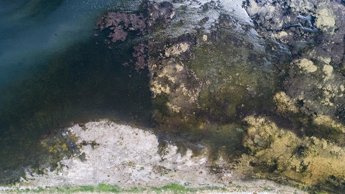 Bunda kuraklığın etkisi olduğu kadar DSİ’nin yanlış politikasının da etkili olduğunu ifade eden Hasan Kaser, "Gölü besleyen kaynakların önlerine göletler yapıldı. Buna da bir çözüm bulunulması lazım. Sulamalara dikkat edilmesi gerekiyor. Yoksa ilerleyen dönemlerde buralarda bol bol kavun ekeriz, karpuz ekeriz, arpa ve buğday ekeriz. Çocukluğum bu mahallede geçti ve şu anda röportaj yaptığımız yerler suydu. Biz buralarda balık tutar, göle girerdik. Şimdi göle girebilmek için ancak Karaburun plajına gitmek gerekiyor'' diye konuştu.