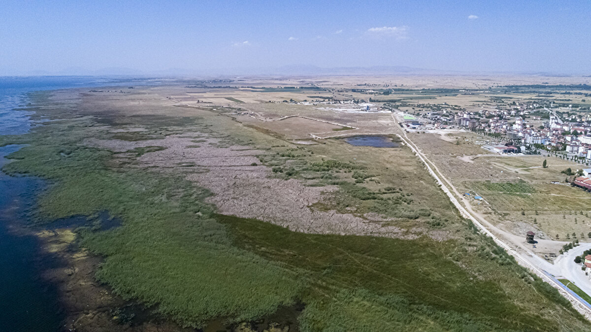 Konya ve Isparta topraklarındaki Beyşehir Gölü'nde su, kıyıdan yaklaşık 150 metre çekildi. Beyşehir Su Ürünleri Kooperatifi Başkanı Hasan Kurt, ''Göle ciddi bir kaynak sağlanmadığı sürece ve eğer bu yıl da ciddi bir kış olmazsa, Beyşehir Gölü'nü herkes yok saysın. Göl önceden can çekişiyordu, şu anda ölme derecesine geldi'' dedi.