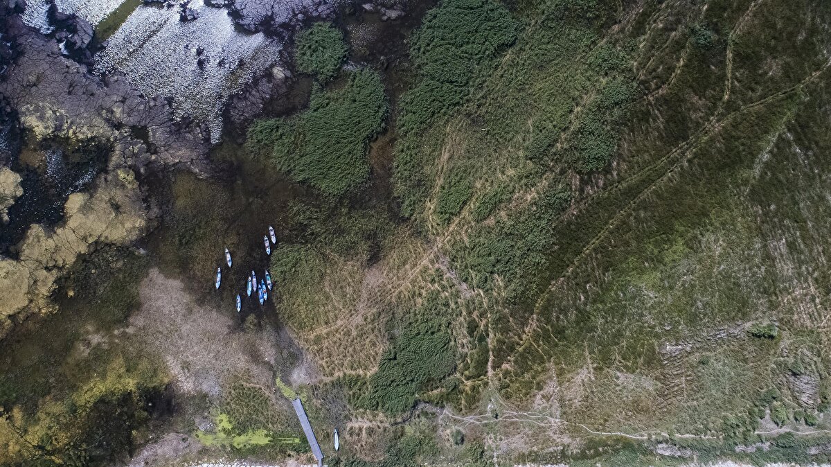 Bölge halkından Hasan Kaser ise, çocukluk yıllarındaki gölün durumu ile şu an kuraklık halini gördükçe üzüldüğünü belirtti. Kaser, ''55 yaşındayım. Gölün bu halini gördükçe üzülüyorum. Yaş itibarıyla hatırladığım kadarıyla 50 yıldır gölü bu şekilde görmedim. Böyle bir durum yoktu ve balık durumu da aynı şekilde, daha önce de 8-10 çeşit balık varken, şu anda balık da yok. Gölün bu durumu bizleri gerçekten çok üzüyor" dedi.