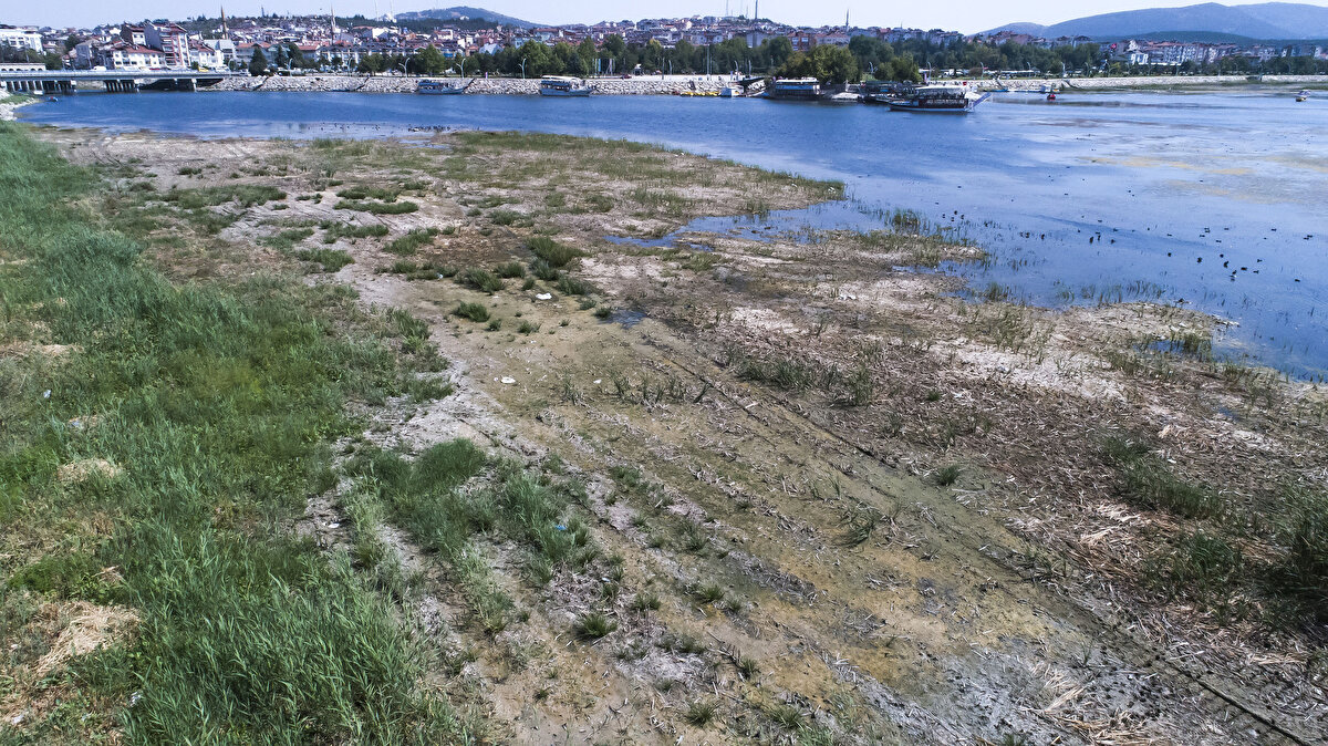 Su çekildiği için de balıkçılığın yapılması güçleşiyor. Aşırı kuraklık nedeniyle balıkçıların çoğunun göle açılıp, avlanamadığını belirten Beyşehir Su Ürünleri Kooperatifi Başkanı Hasan Kurt, şunları söyledi:
''Aşırı kuraklıktan ve suların çekilmesinden dolayı 400'ün üzerinde balıkçımız, göle avlanmaya gidemiyor. Şu an 60 teknemiz gölde zor şartlarda çalışıyorlar. Suların çekilmesinden dolayı aşırı da otlanma meydana geldi ve balıkçılarımız ağ atacak yer bulamıyor."
