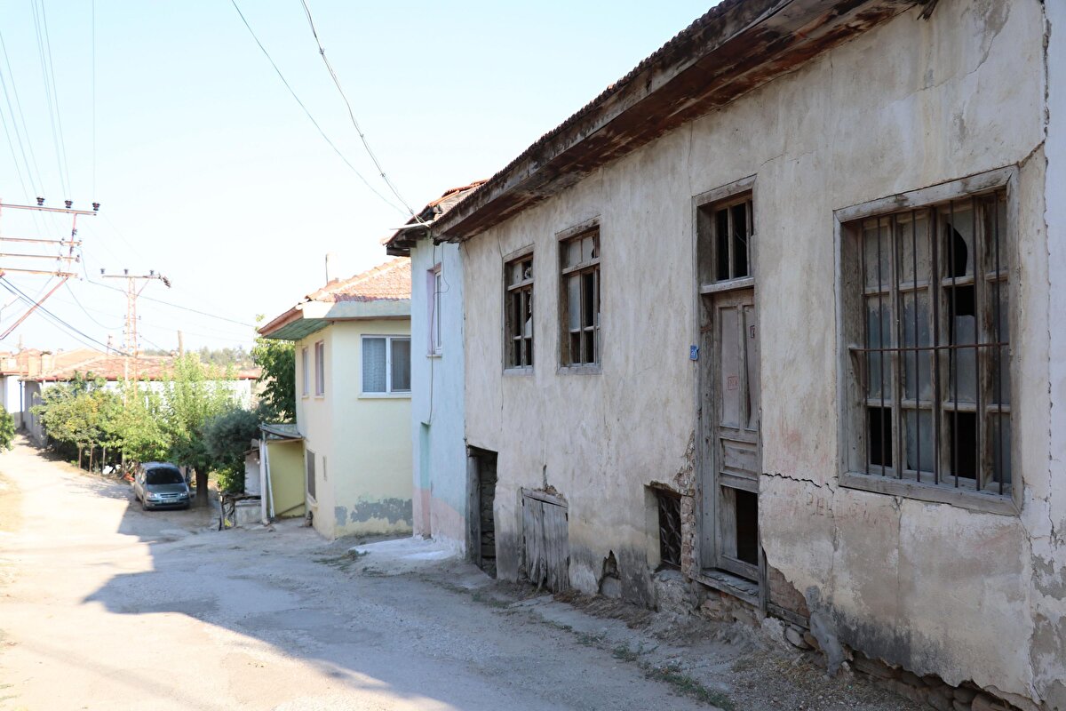 Attuda'nın çok özel bir antik kent olduğunu belirten Kolancı, çevresinde Laodikya, Tripolis, Hierapolis, Afrodisias gibi büyük antik kentlerinin yer aldığını kaydetti. Kolancı, "Burada 3 yıllık bir yüzey araştırması yapacağız. Attuda yaşayan bir antik kent. 2 bin 200 yıldır burada kesintisiz bir yerleşim var. Roma İmparatorluğu, Bizans, Selçuklu, Osmanlı ve Cumhuriyet dönemlerinden farklı katmanlar bir arada. Burası adeta bir zaman tüneli niteliğinde" dedi.