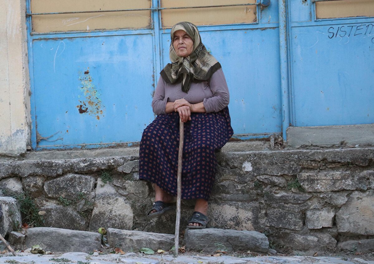 Attuda'yı diğer antik kentlerden farklı kılan özelliğin ise üzerindeki Osmanlı Dönemi'ne ait mimari yapılar olduğunu belirten Kolancı, "Bu durum, buraya kültürel bir zenginlik katıyor. Önceliğimiz Hisar Mahallesi'nde antik döneme ait yapı kalıntılarını belirlemek. Antik kaynaklara göre, bir tapınak ve bir tıp okulunun burada olduğunu biliyoruz. Bu alanların da tespitine yönelik çalışmalar yapacağız" dedi.